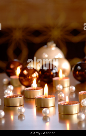 Christmas baubles e bruciare le luci del tè Foto Stock