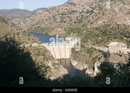 Shared diga idroelettrica in Barca de Alva su Rio Doura spagnolo sulla frontiera portoghese prese dal territorio spagnolo Foto Stock