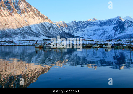 Tromvik Kvaløya island Norvegia circolo polare artico neve invernale Foto Stock