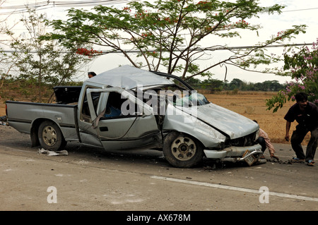 Una vettura coinvolta in un grave incidente stradale Foto Stock