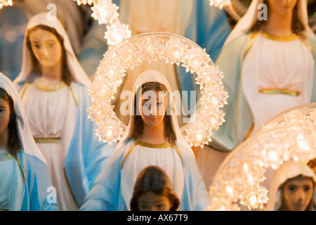 Vergine Maria e Gesù figurine sul display italiano Foto Stock