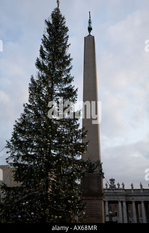 Obelisco in piazza San Pietro con un albero di natale eretto accanto ad esso. Foto Stock