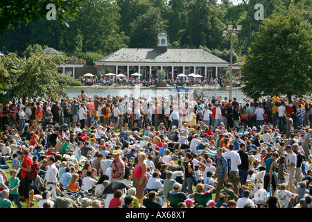 La folla si riuniscono per guardare il 2008 Tour de France prologo in Hyde Park, Londra Foto Stock