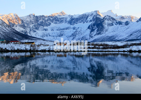 Tromvik Kvaløya island Norvegia circolo polare artico neve invernale Foto Stock