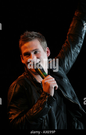 Lee Ryan cantando, effettuando in corrispondenza di giovani voci concerti, dicembre 2007. Foto Stock