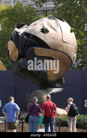 La sfera scultura dell'artista Fritz Koenig danneggiata su 911 visualizzato a Battery Park New York City Foto Stock