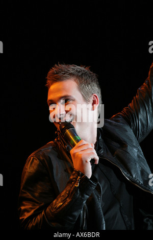 Lee Ryan cantando, effettuando in corrispondenza di giovani voci concerti, dicembre 2007. Foto Stock