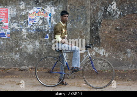 Ragazzo indiano seduto su una bicicletta in Cochin India Foto Stock