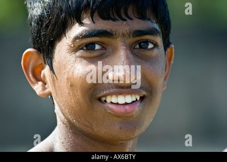 Ritratto di un sorridente ragazzo indiano presso la spiaggia di Cochin India Foto Stock