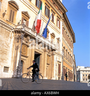 Un uomo in bicicletta passato il Parlamento italiano la costruzione di Palazzo di Montecitorio a Roma, in Italia KATHY DEWITT Foto Stock