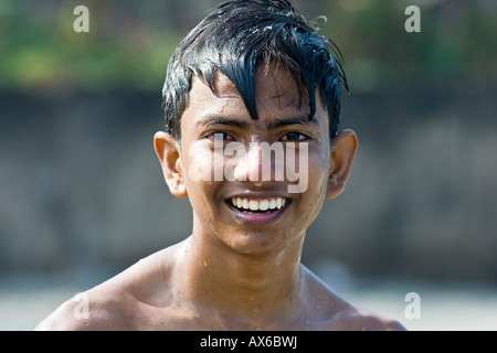 Ritratto di un sorridente ragazzo indiano presso la spiaggia di Cochin India Foto Stock