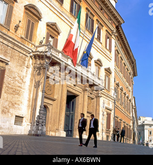 Due uomini a passeggiare davanti al Parlamento italiano la costruzione di Palazzo di Montecitorio a Roma, in Italia Foto Stock