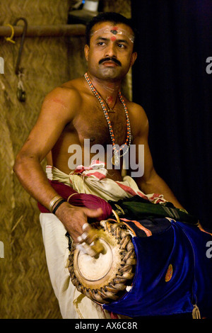 Il batterista a Kathakali performance di danza in Cochin India Foto Stock