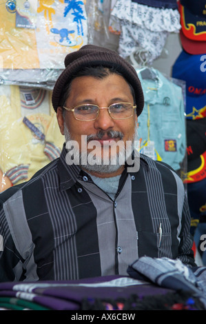 Ritratto informale di vecchio uomo indiano con la barba in negozio di abbigliamento Foto Stock