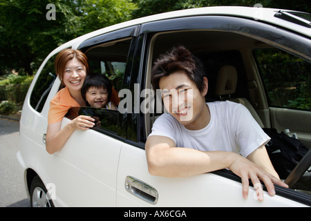 Una coppia in un auto con il loro figlio Foto Stock