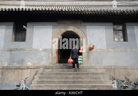 Una dinastia Qing Tempio utilizzato come un mercato alimentare a Zhonglouwan Hutong di Pechino, Cina. 20-Mar-2008 Foto Stock