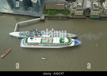 Vista aerea della nave da crociera Silver Cloud ormeggiato per HMS Belfast sul Fiume Tamigi a Southwark a Londra Foto Stock