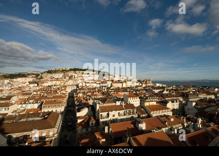 Vista di Lisbona dalla parte superiore dell'Elevador de Santa Justa Foto Stock