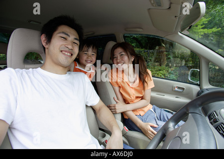 Una coppia in un auto con la loro figlia Foto Stock