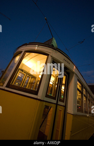 Il tram di notte Foto Stock