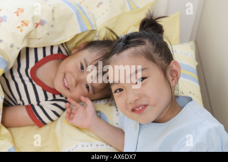 Sorelle in camera da letto Foto Stock