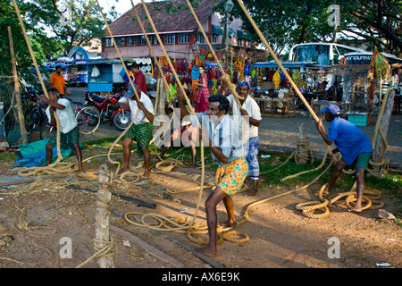 I pescatori le funi di trazione sul Cinese per la rete da pesca in Cochin India Foto Stock