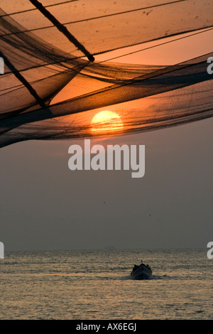 Barca da pesca e il cinese reti da pesca in Cochin India Foto Stock