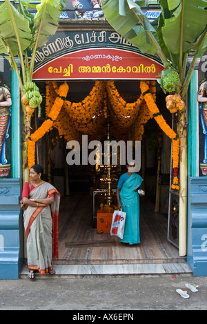 Le donne in un tempio indù in India Cochin Foto Stock