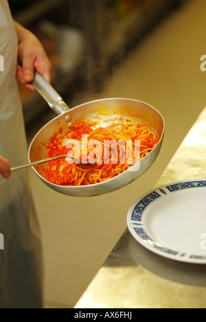 La preparazione di un piatto di pasta nel ristorante italiano, Italia Foto Stock