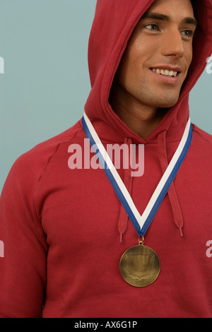 Un atleta che indossa una medaglia Foto Stock