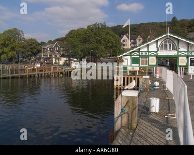 AMBLESIDE Cumbria Inghilterra UK Ottobre cercando lungo il molo verso Waterhead Pier edificio sul Lago di Windermere Foto Stock