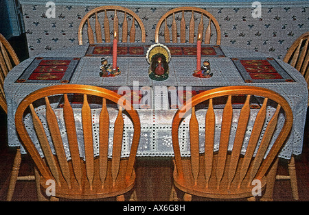 Una superficie strutturata e artistico, stagionali, immagine di una semplice sala da pranzo in una casa americana il giorno del Ringraziamento, prima di cena. Foto Stock