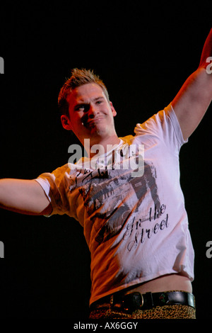 Lee Ryan cantando, effettuando in corrispondenza di giovani voci concerti, dicembre 2007. Foto Stock