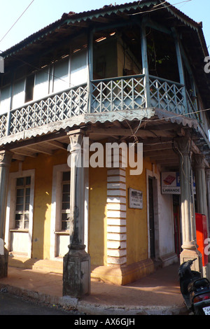 Edificio portoghese a Fontahas / Sao Tome, quartiere portoghese di Panjim (Panaji), Goa, India. Foto Stock