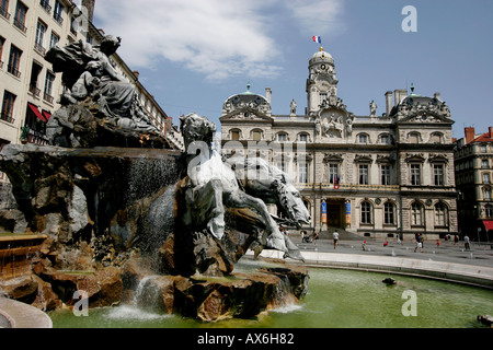 Fontana del Cavallo in Place des Terreaux con Hotel de ville in background. Foto Stock