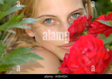 Ritratto di giovane donna di fiori profumati Foto Stock