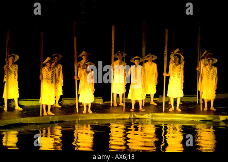 Nuovo spettacolo sul fiume con costumi su acqua con 600 attori produzione in Yangshuo Cina Foto Stock