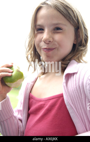 Ritratto di ragazza mangiare apple Foto Stock