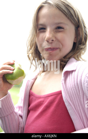 Ritratto di ragazza mangiare apple Foto Stock