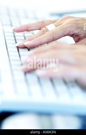 Close-up di donna con le mani in mano utilizzando la tastiera del computer Foto Stock