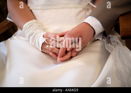 Lo sposo tenere spose in mano durante il matrimonio-cerimonia. Germania, Europa Foto Stock