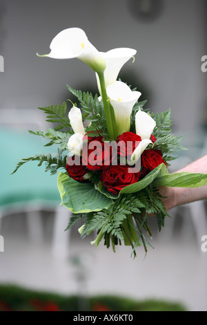 Bridal bouquet di fiori con rose rosse e bianco cala lillies. Germania, Europa Foto Stock