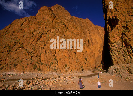 Persone, turisti, visitatori, passeggiate, il letto del fiume, todra gorge, canyon, todgha gorge, Alto Atlante, vicino alla città di tinerhir, Marocco, Africa Foto Stock