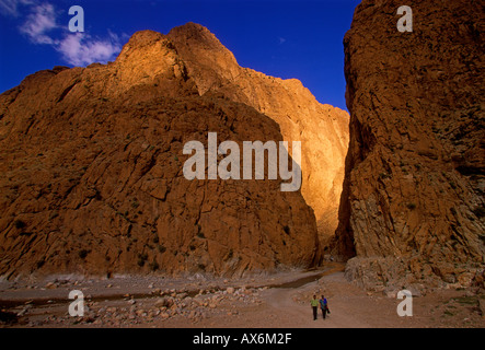 Persone, turisti, visitatori, passeggiate, il letto del fiume, todra gorge, canyon, todgha gorge, Alto Atlante, vicino alla città di tinerhir, Marocco, Africa Foto Stock