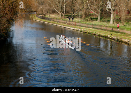 I canottieri sul fiume Lea a Clapton Park, Londra Foto Stock