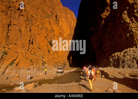 Persone, turisti, visitatori, passeggiate, il letto del fiume, todra gorge, canyon, todgha gorge, Alto Atlante, vicino alla città di tinerhir, Marocco, Africa Foto Stock