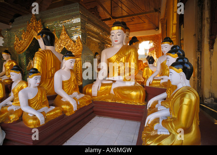 Statue di Buddha nel tempio buddista, Shwedagon pagoda Yangon, Myanmar Foto Stock
