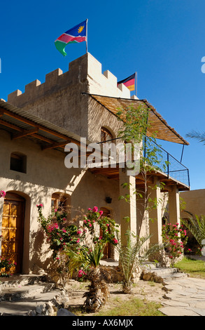 Basso angolo di visione delle bandiere sulla parte superiore fort, Fort Sesfontein, Kunene, Namibia Foto Stock