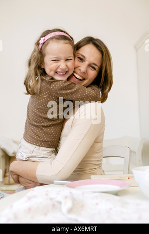Madre e figlia avvolgente Foto Stock