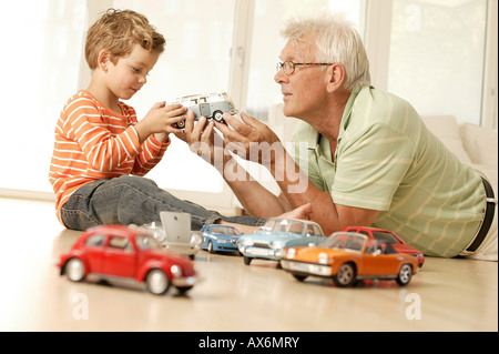 Il nonno e nipote a giocare con le automobili Foto Stock